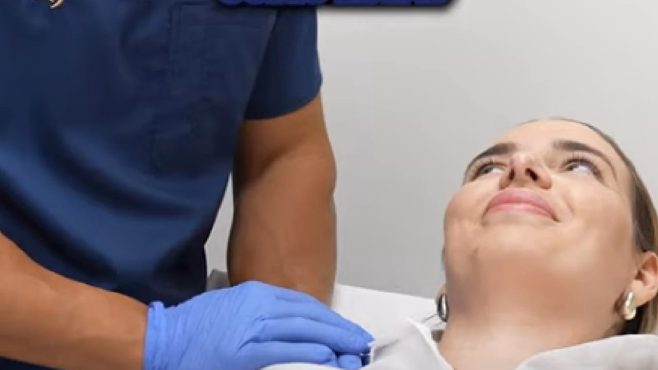 Patricia Pérez (ex concursant de la isla) a Clínica EGOS